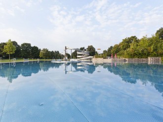 Das noch leere Westbad Freibad