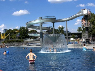 Westbad-Erlebnisbecken-Wasserrutsche-Wasserpilz-Foto