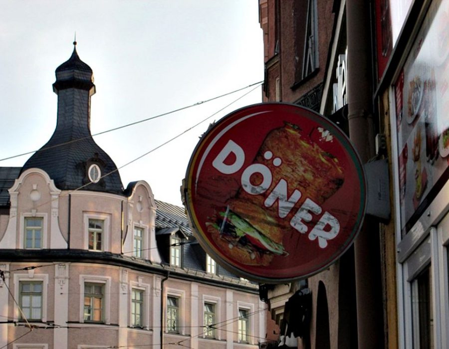 Dönerschild vor historischem Haus